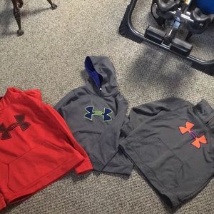 Boys under armour sweatshirts in perfect condition
